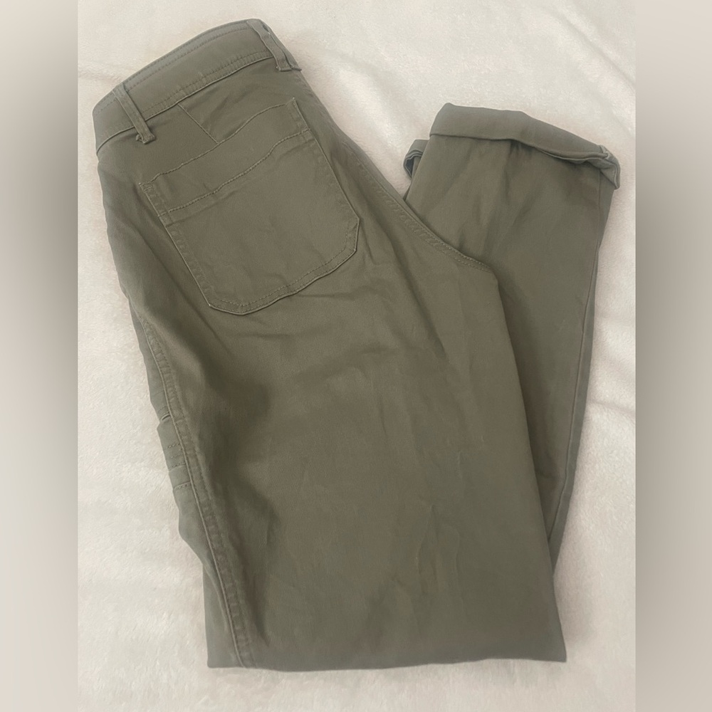 Democracy Women’s Olive Green Cargo Pants. Size 4
